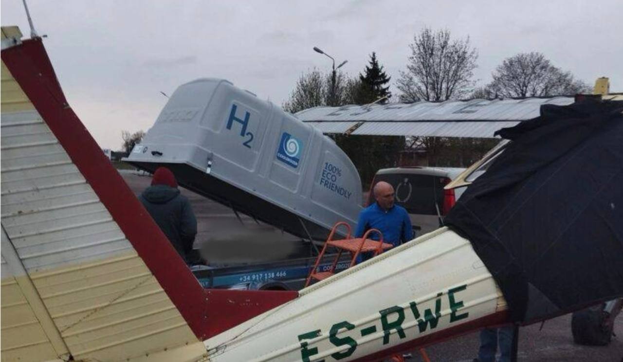 For the first time in Estonia, a COOLERGIZER, mobile hydrogen generator charged aircraft batteries on the airfield 